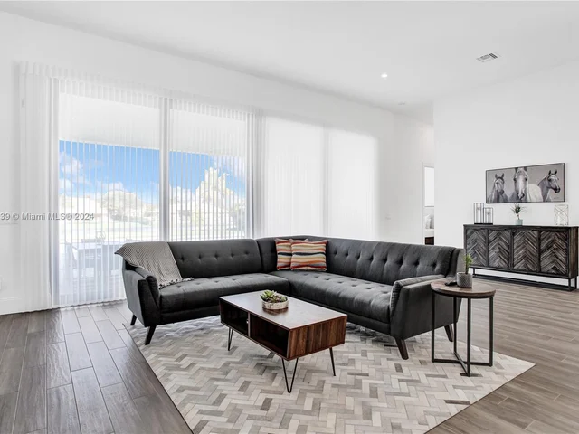 12361 NW 18th St, Plantation FL 33323