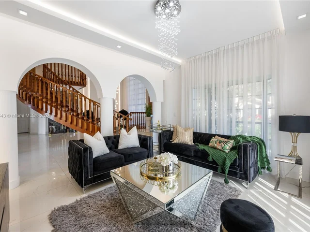 8462 NW 168th Ter, Miami Lakes FL 33016