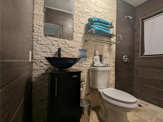 8462 NW 168th Ter, Miami Lakes FL 33016