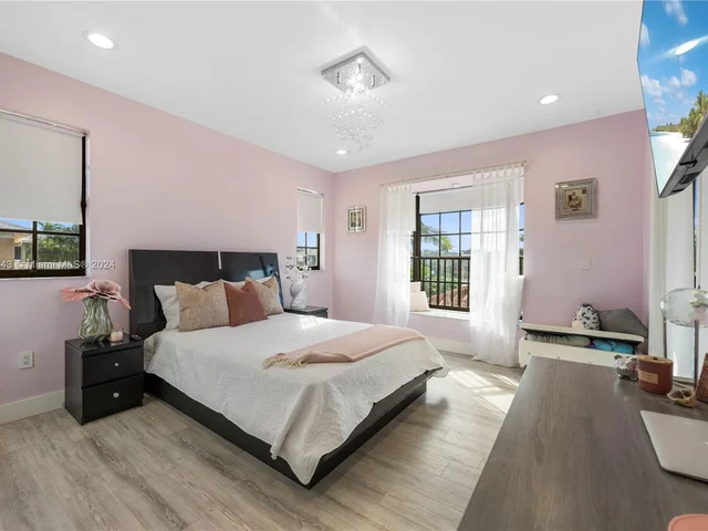 8462 NW 168th Ter, Miami Lakes FL 33016