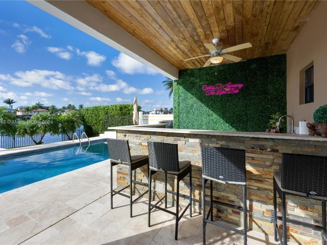 8462 NW 168th Ter, Miami Lakes FL 33016