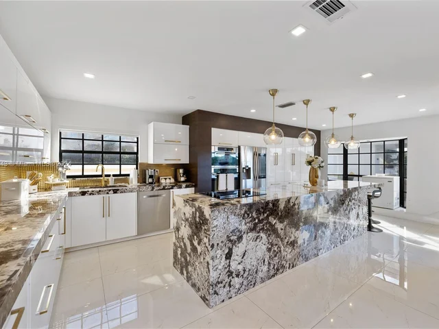 8462 NW 168th Ter, Miami Lakes FL 33016