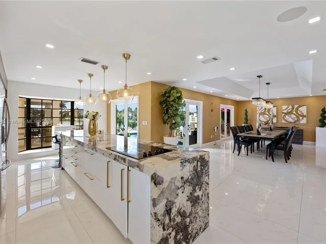 8462 NW 168th Ter, Miami Lakes FL 33016