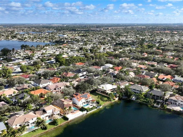 8462 NW 168th Ter, Miami Lakes FL 33016