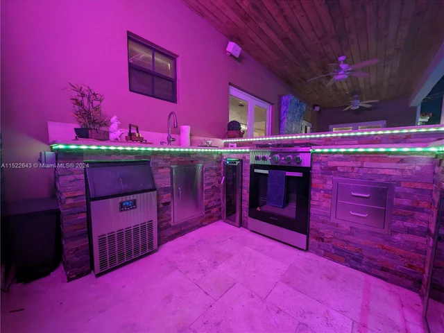 8462 NW 168th Ter, Miami Lakes FL 33016