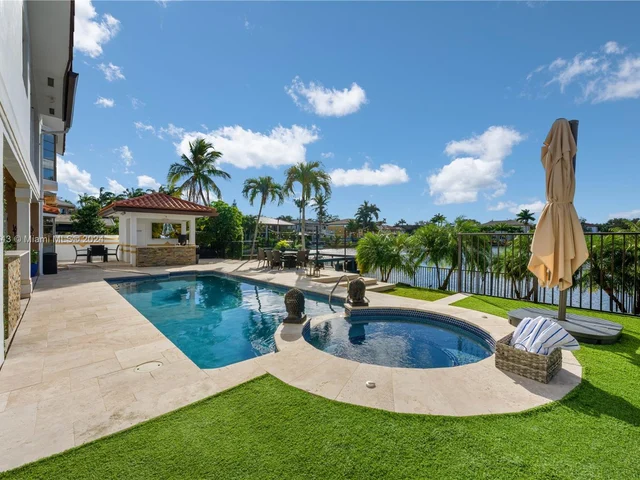 8462 NW 168th Ter, Miami Lakes FL 33016