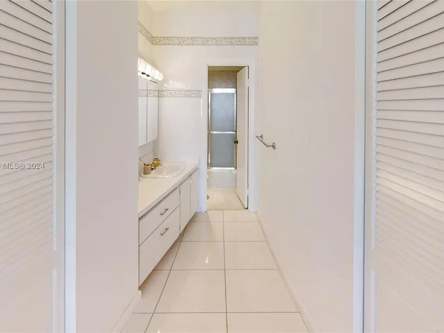 500 Bayview Dr # 2131, Sunny Isles Beach FL 33160