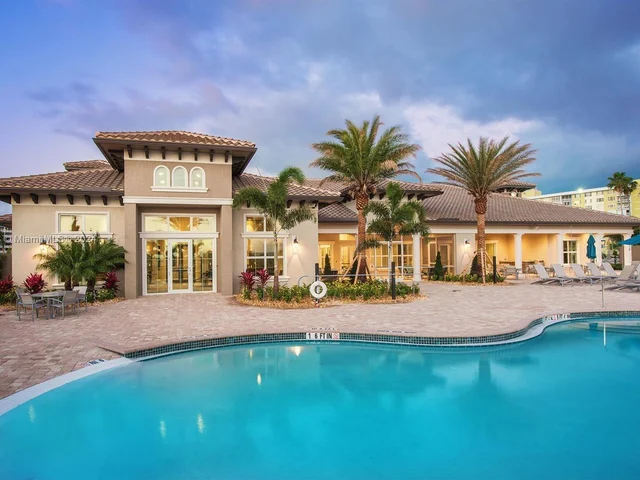 915 Banyan Dr, Hollywood FL 33021