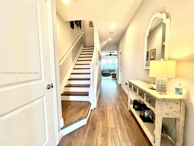 915 Banyan Dr, Hollywood FL 33021