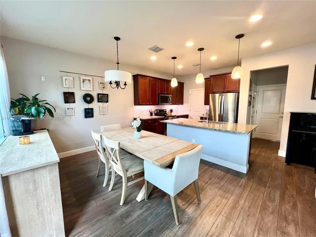 915 Banyan Dr, Hollywood FL 33021