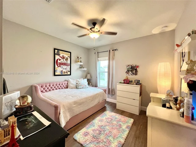 915 Banyan Dr, Hollywood FL 33021