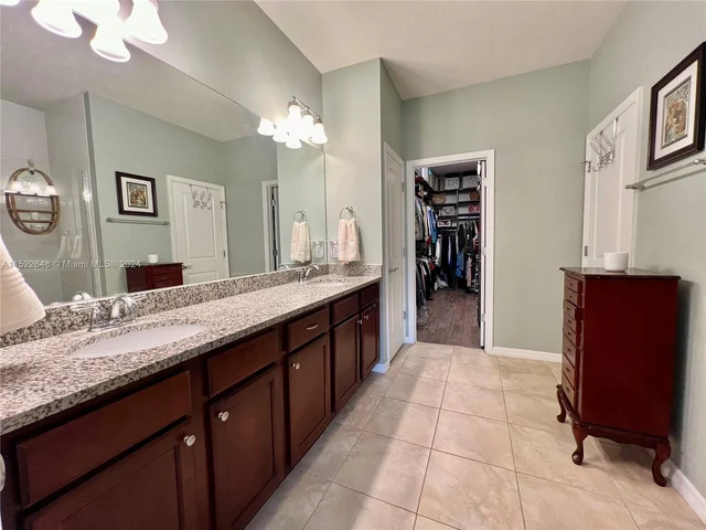 915 Banyan Dr, Hollywood FL 33021