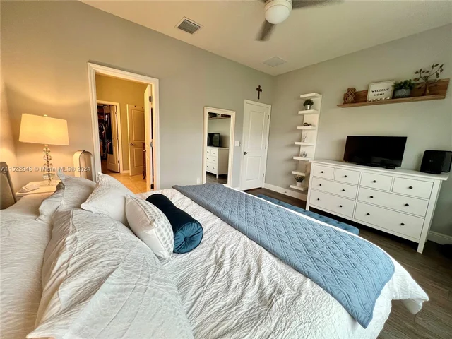 915 Banyan Dr, Hollywood FL 33021