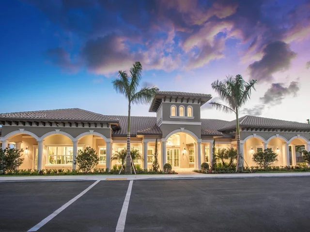 915 Banyan Dr, Hollywood FL 33021