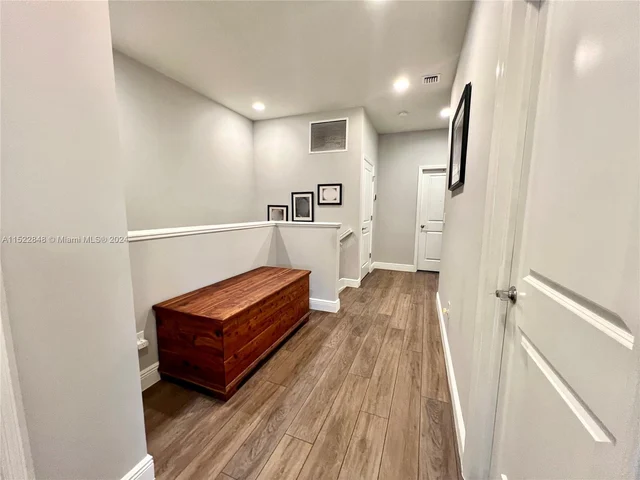 915 Banyan Dr, Hollywood FL 33021