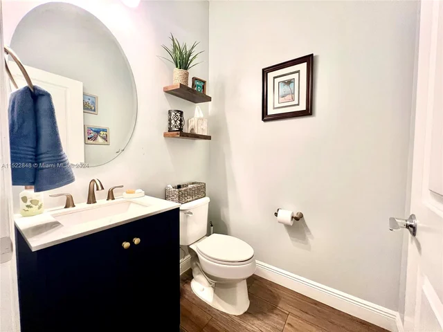 915 Banyan Dr, Hollywood FL 33021