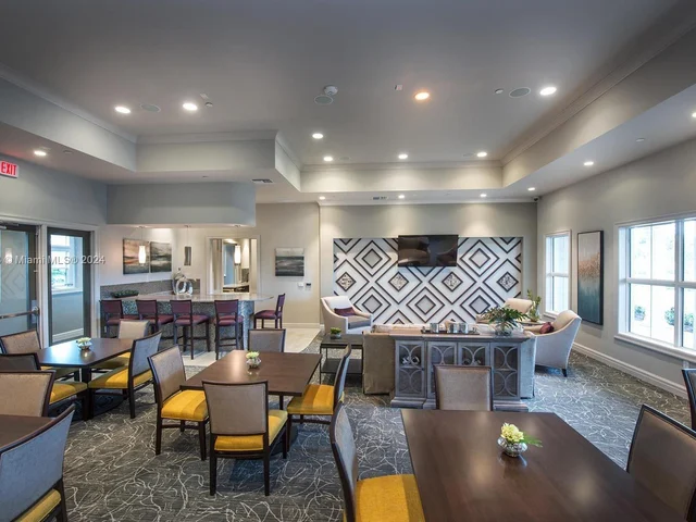 915 Banyan Dr, Hollywood FL 33021