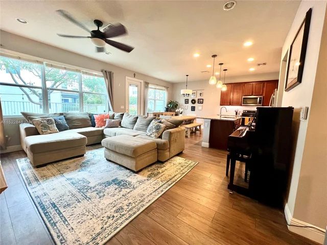 915 Banyan Dr, Hollywood FL 33021