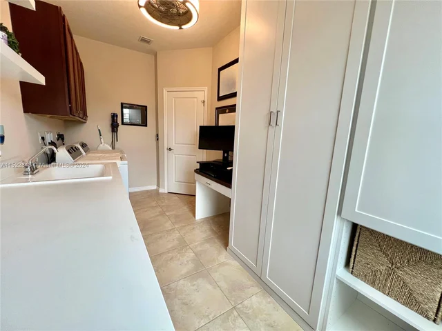 915 Banyan Dr, Hollywood FL 33021