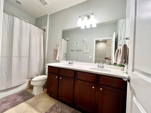 915 Banyan Dr, Hollywood FL 33021