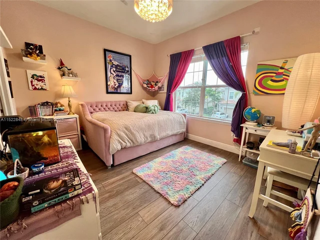 915 Banyan Dr, Hollywood FL 33021