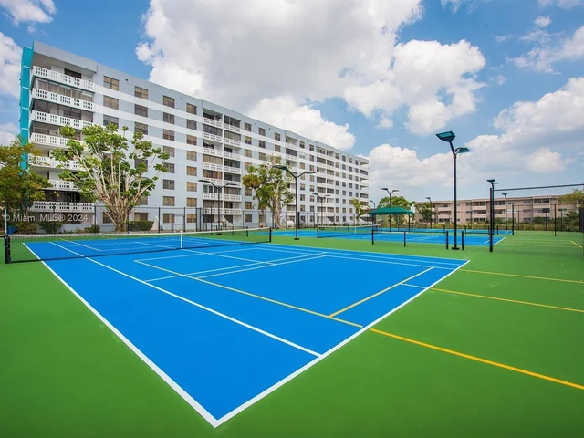 915 Banyan Dr, Hollywood FL 33021