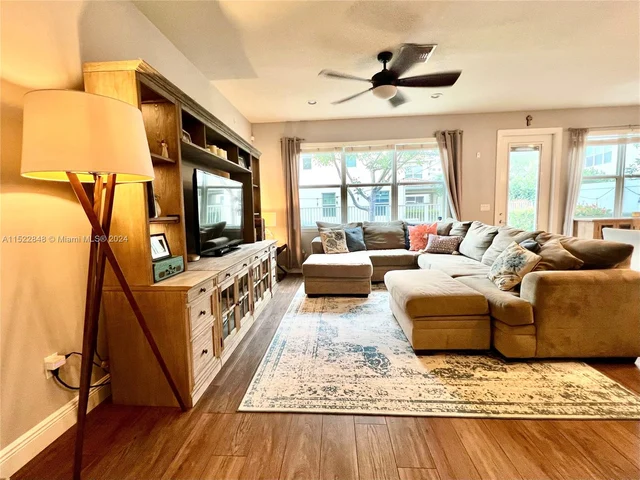 915 Banyan Dr, Hollywood FL 33021