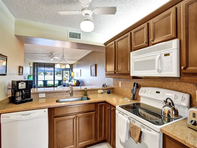 6203 Coral Lake Dr # 103, Margate FL 33063