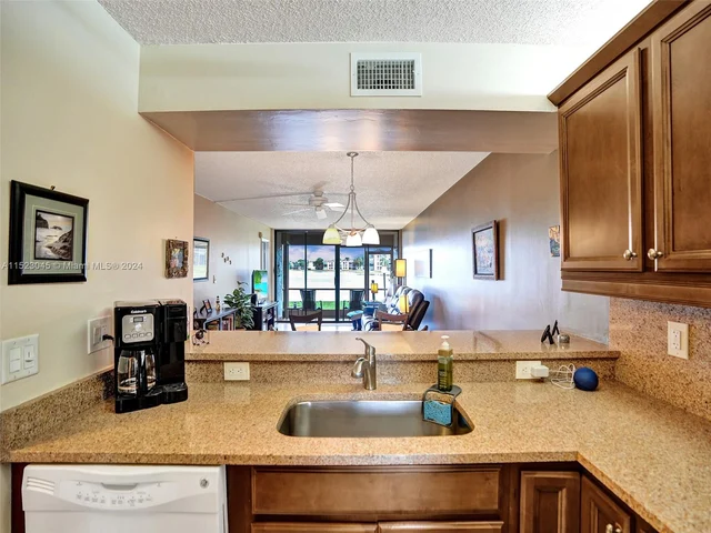 6203 Coral Lake Dr # 103, Margate FL 33063