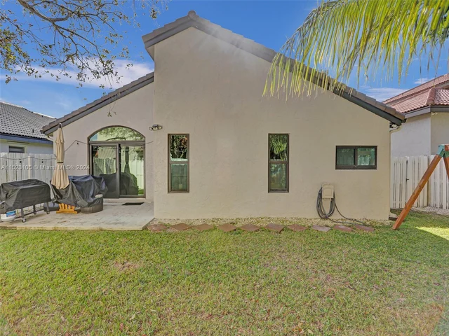 530 SW 181st Ave, Pembroke Pines FL 33029