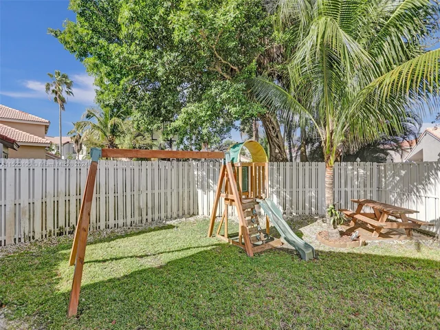 530 SW 181st Ave, Pembroke Pines FL 33029