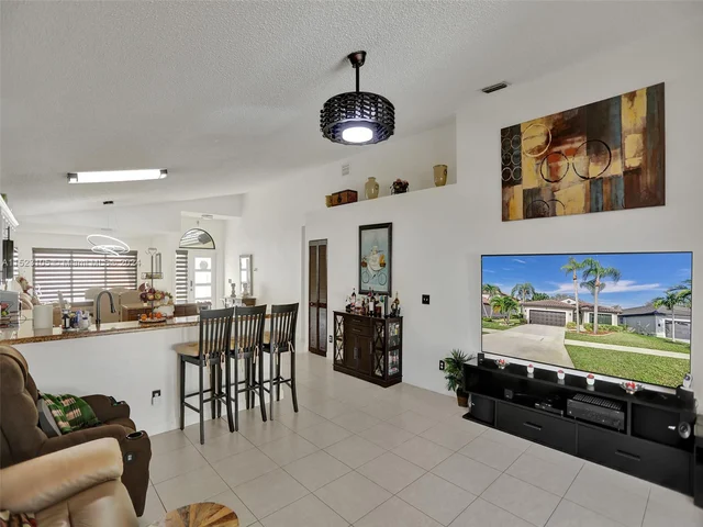 530 SW 181st Ave, Pembroke Pines FL 33029