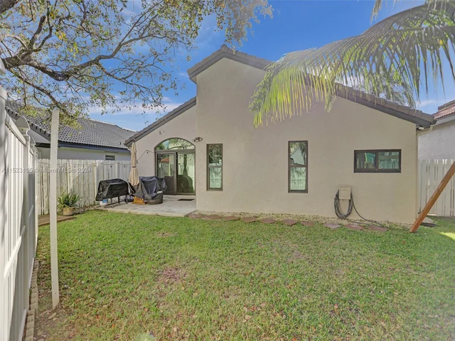 530 SW 181st Ave, Pembroke Pines FL 33029