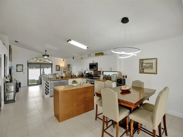 530 SW 181st Ave, Pembroke Pines FL 33029