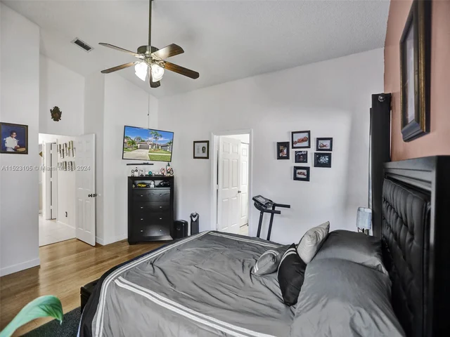 530 SW 181st Ave, Pembroke Pines FL 33029