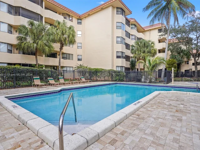 7401 NW 16th St # 308, Plantation FL 33313