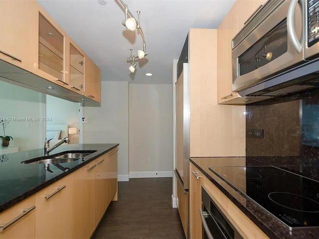 6801 Collins Ave, Miami Beach FL 33141