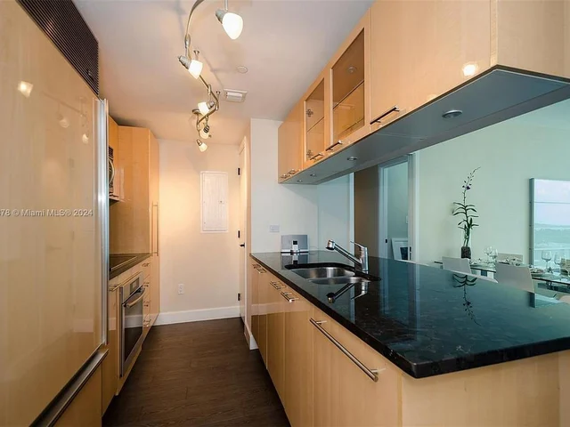 6801 Collins Ave, Miami Beach FL 33141