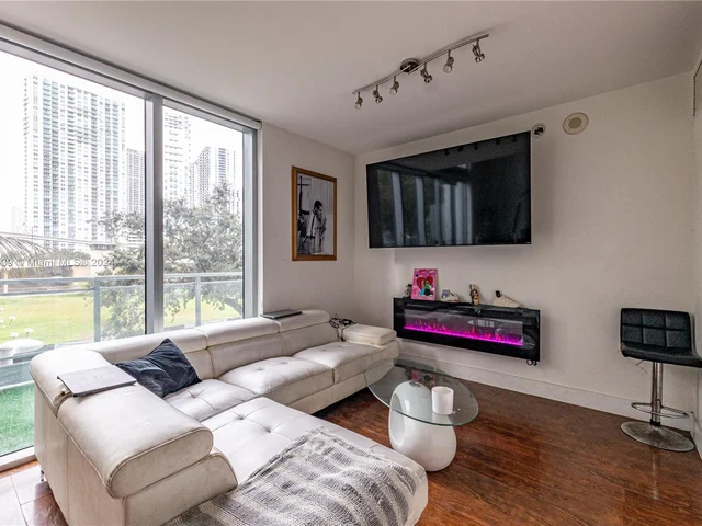 90 SW 3rd St, Miami FL 33130