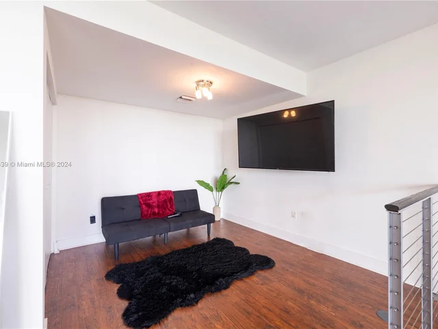 90 SW 3rd St, Miami FL 33130