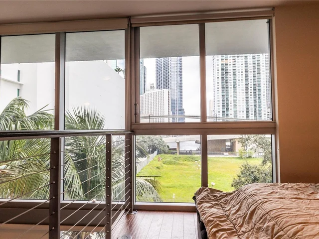 90 SW 3rd St, Miami FL 33130