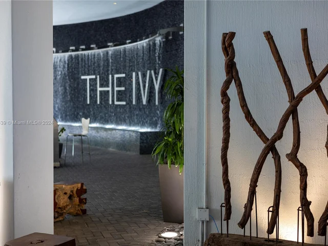 90 SW 3rd St, Miami FL 33130