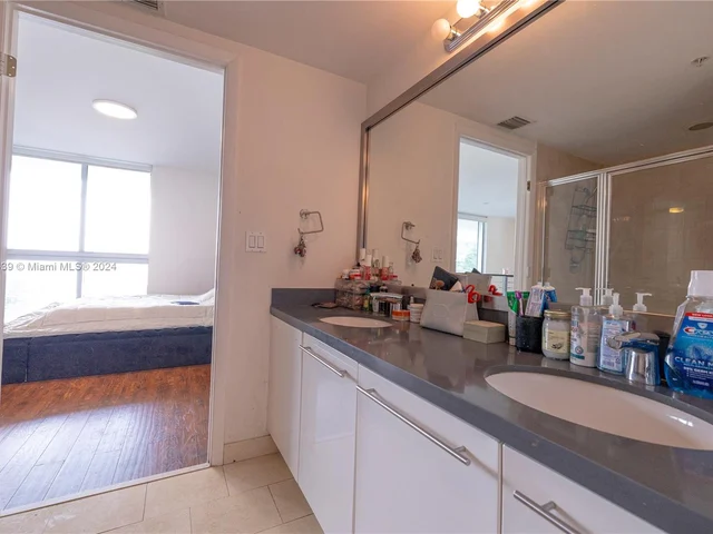 90 SW 3rd St, Miami FL 33130