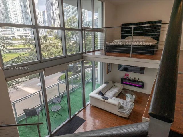 90 SW 3rd St, Miami FL 33130