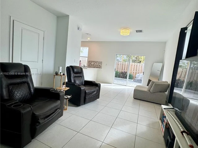 2604 SE 11th Ct, Homestead FL 33035