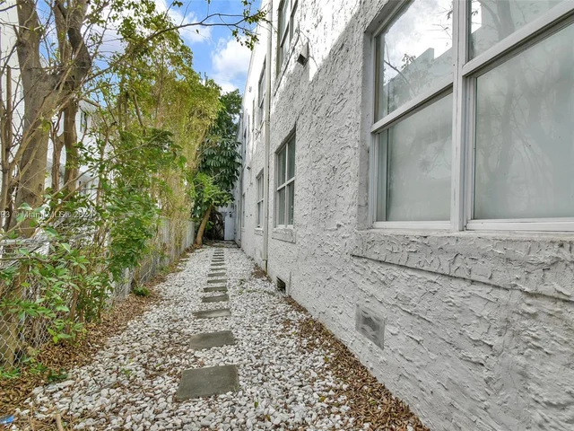 612 15th St # 8, Miami Beach FL 33139