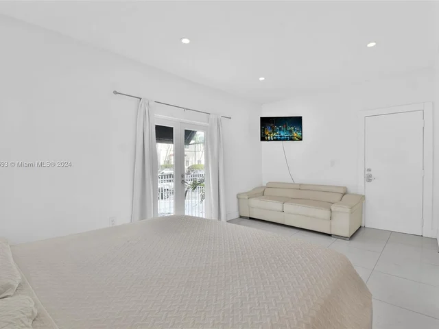 612 15th St # 8, Miami Beach FL 33139