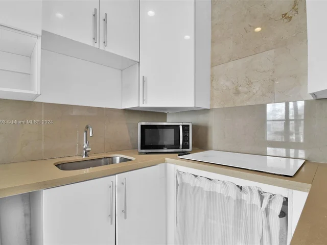 612 15th St # 8, Miami Beach FL 33139