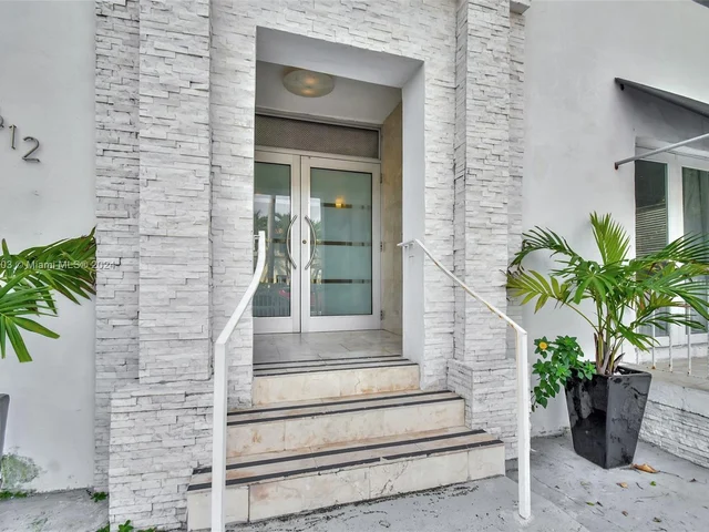 612 15th St # 11, Miami Beach FL 33139