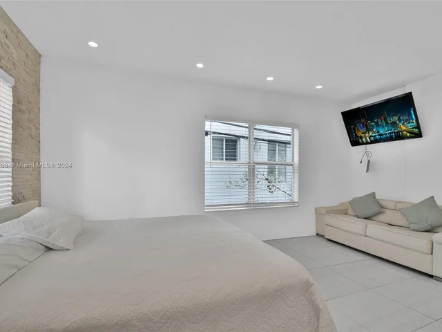 612 15th St # 11, Miami Beach FL 33139